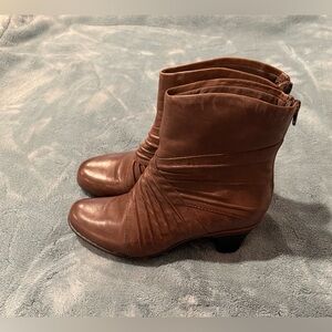 Cobb Hill by New Balance Brown Ankle Boots Size 7.5